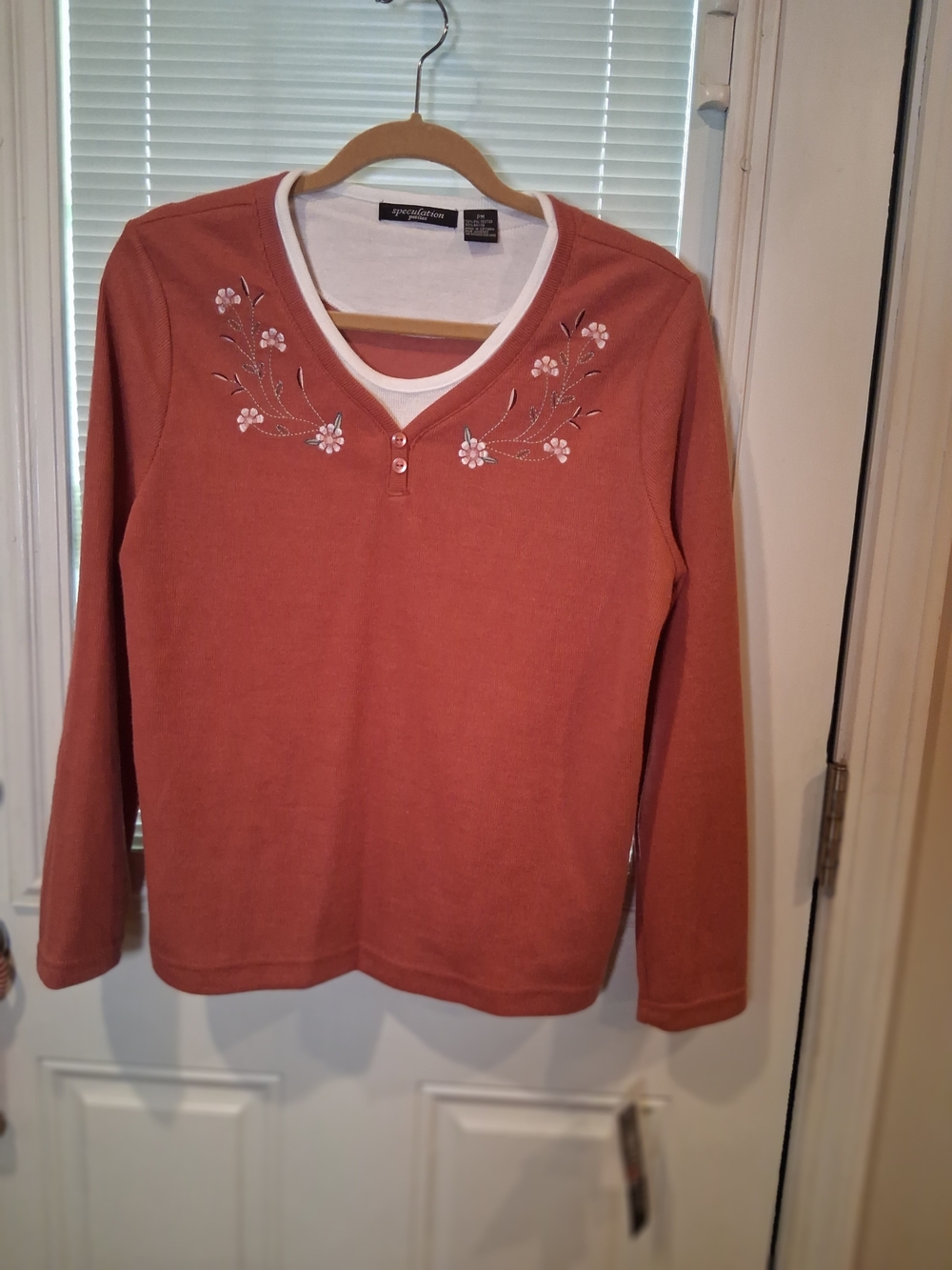 sku154 NWT Speculations Women's Rust Long-Sleeve Embroidered V-Neck Top Size PM